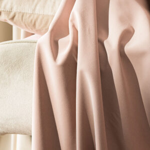 MATT VELVET poolpimendav kangas, kõrgus 320 cm, värv 023 beežikasroosa