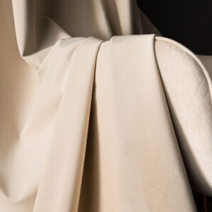 MATT VELVET poolpimendav kangas, kõrgus 320 cm, värv 101 hele kreemikas